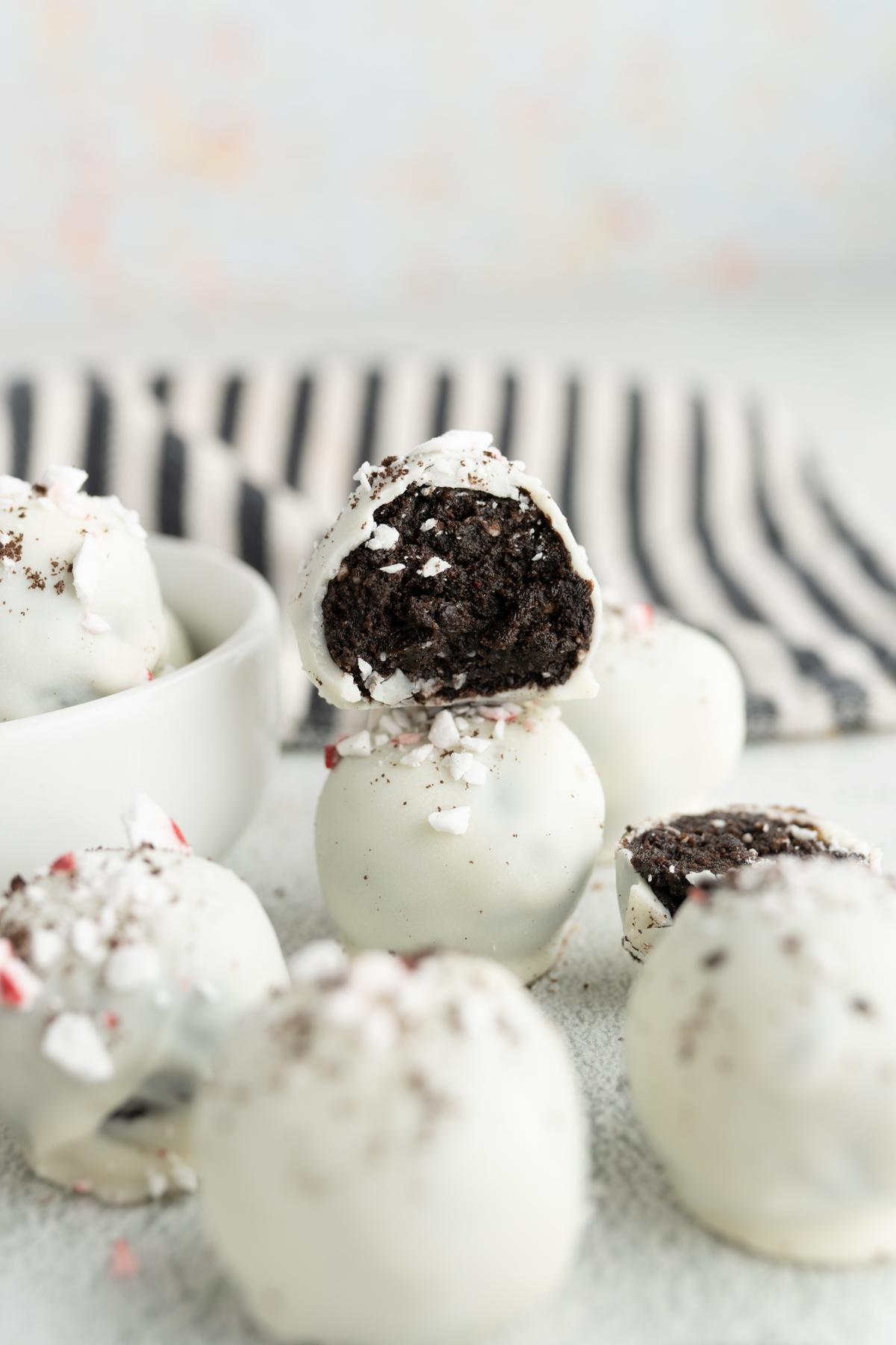 Peppermint Oreo Truffles - Cookies for Days