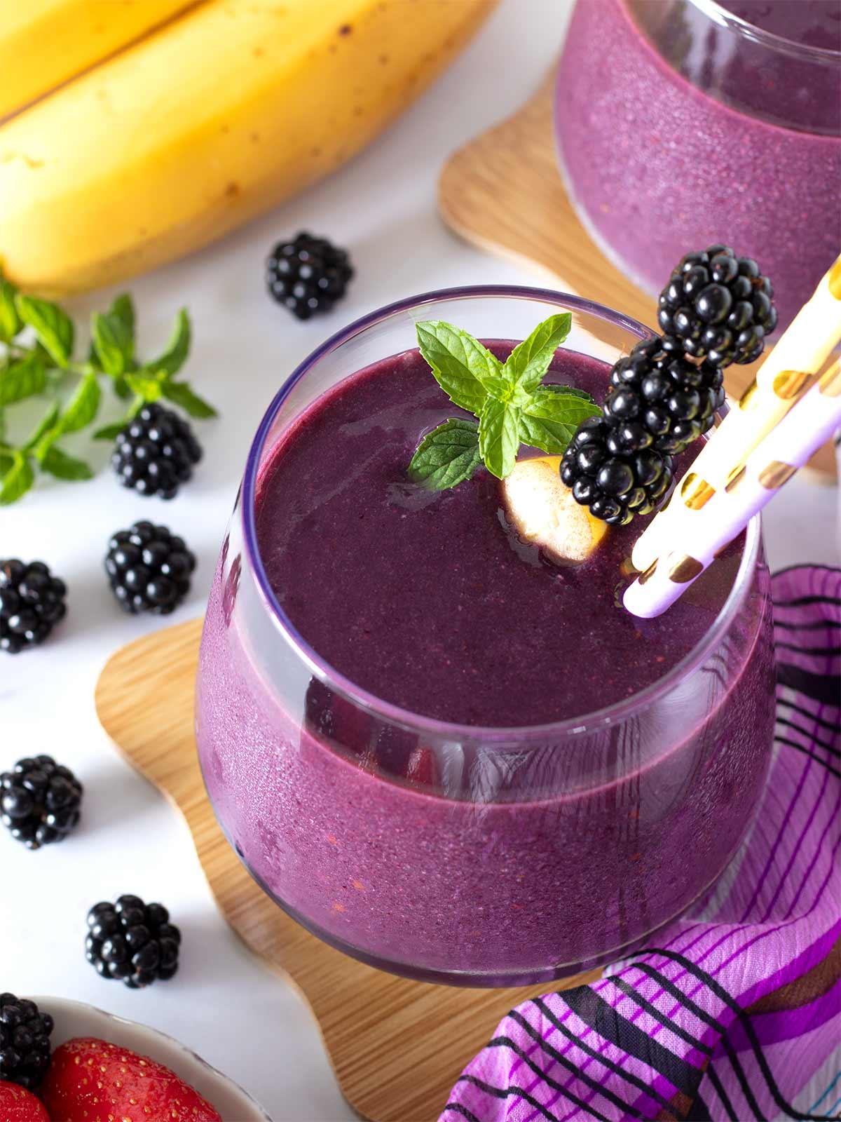 Blackberry Strawberry Banana Smoothie Without Yogurt - Go Eat Green